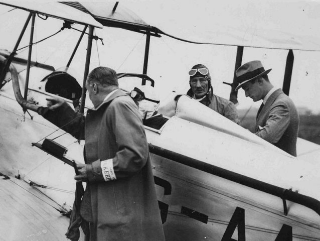 dh moth and freddie guest 0312-0105